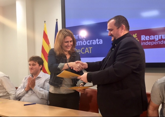 Marta Pascal i el president de Reagrupament, Josep Sort en la signatura de l'acord de col·laboració entre les dues organitzacions | PDeCAT