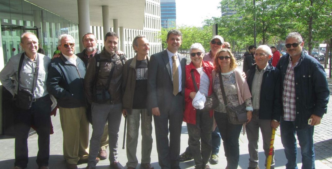 Militants de Solidaritat Catalana donant suport a Hèctor López Bofill a l'entrada de la Ciutat de la Justícia | SI