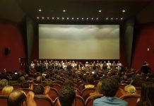 La sala del cinema Aribau Club plena en el moment de la presentació de la preestrena | CADCI