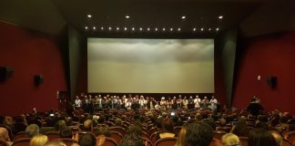 La sala del cinema Aribau Club plena en el moment de la presentació de la preestrena | CADCI