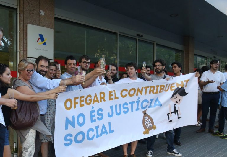 Concentració davant l’Agència Tributària per celebrar el Dia de l’Alliberament Fiscal