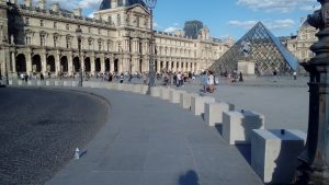 Barrera de pilones davant del Louvre a París