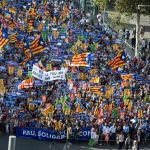 Imatge d’una de les capçaleres de la manifestació: Pau, solidaritat i convivència en la diversitat