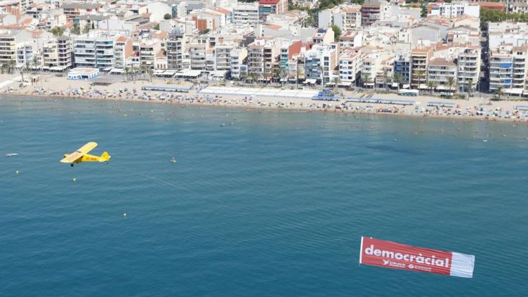 Òmnium enlaira una avioneta en defensa de la democràcia