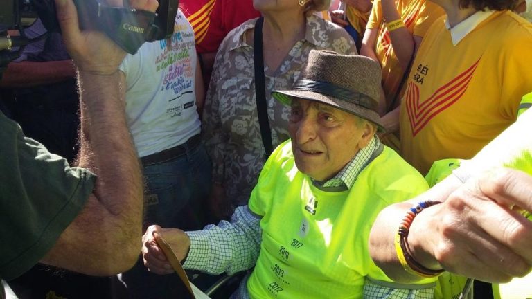 L’històric Mossèn Dalmau a la Fila Zero de la manifestació de l’11 de setembre