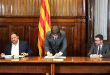 Moment de la signatura del decret de convocatòria del Referèndum de l'1 d'octubre per part del govern | Govern de Catalunya