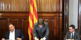 Moment de la signatura del decret de convocatòria del Referèndum de l'1 d'octubre per part del govern | Govern de Catalunya
