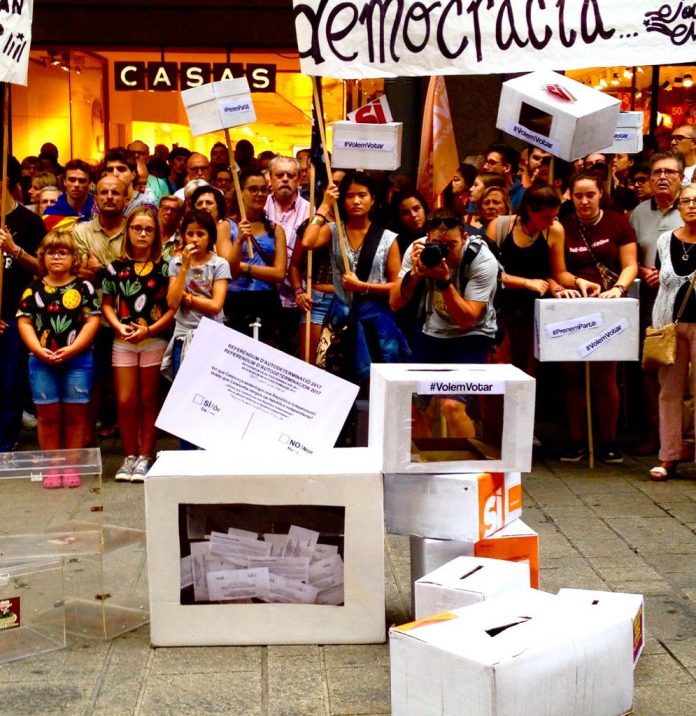 Concentració popular a Mataró per exigir les urnes l'1 d'octubre