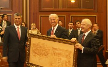 El President de Kosovo Hashim Thaçi i el vicepresident dels Estats Units, Joe Biden, amb la declaració d'independència de Kosovo | Oficina del 1r Ministre de Kosovo