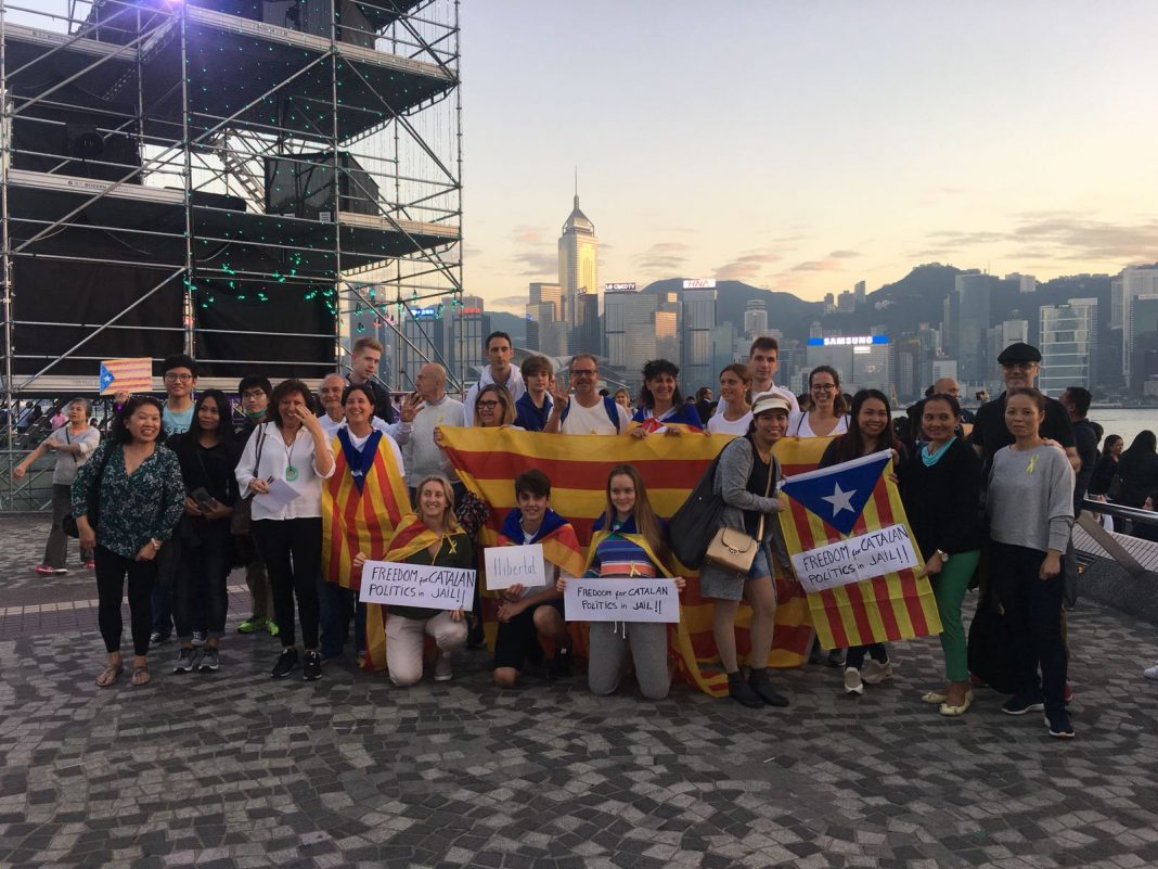 Concentració per l'alliberament dels presos polítics catalans a Hong Kong | Suki Yip Concentració per l'alliberament dels presos polítics catalans a Hong Kong | Suki Yip
