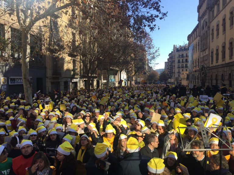 Les places canten per la llibertat dels presos polítics