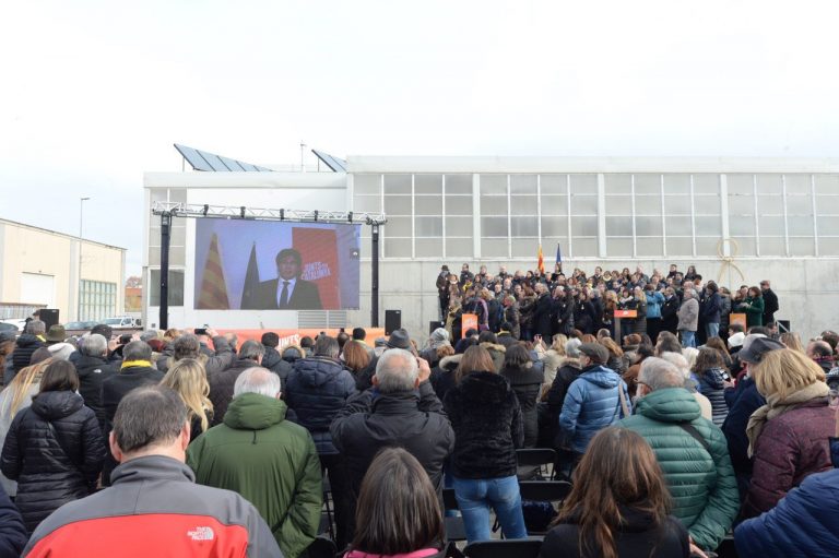Moment de l'acte de presentació de la candidatura de Junts per Catalunya amb el President Puigdemont intervenint des de Brussel·les | Junts per Catalunya