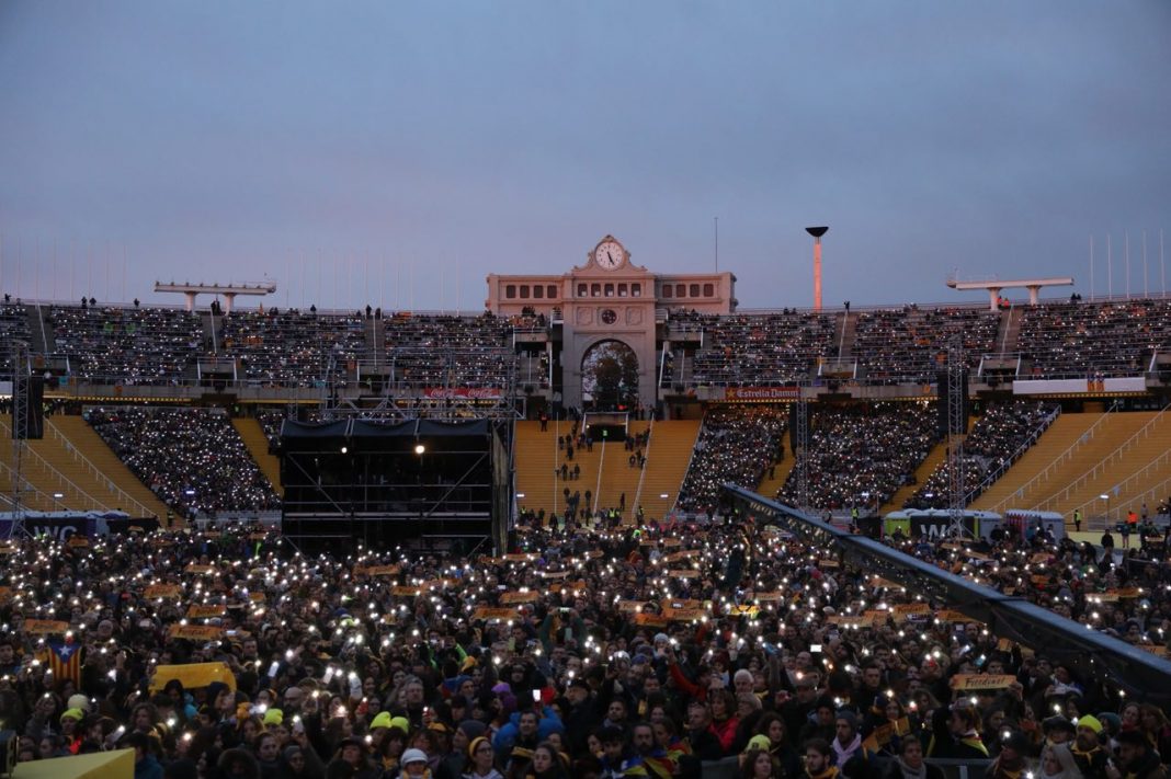 Un dels moments on el públic va encendre el llum del mòbil | Assemblea Nacional Catalana Un dels moments on el públic va encendre el llum del mòbil | Assemblea Nacional Catalana