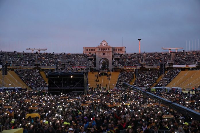 Un dels moments on el públic va encendre el llum del mòbil | Assemblea Nacional Catalana