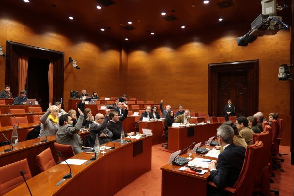 Els diputats votant a la Diputació Permanent sobre la presentació del recurs | Parlament de Catalunya
