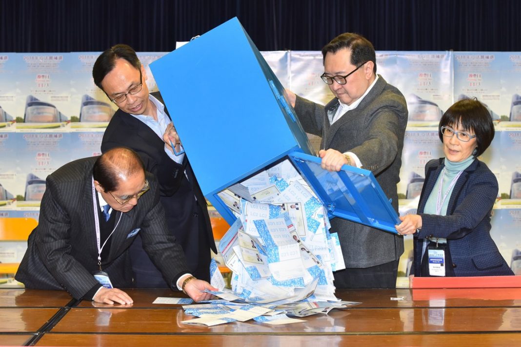 La Comissió Electoral iniciant el recompte a Kowloon | Govern de Hong Kong La Comissió Electoral iniciant el recompte a Kowloon | Govern de Hong Kong