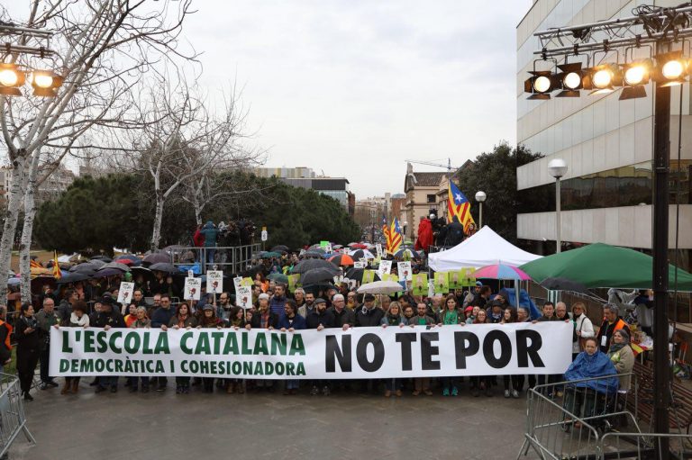 Un riu de gent es conjura per defensar l’escola catalana a Barcelona
