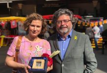 Antoni Castellà ha entregat la medalla Carrasco i Formiguera a Laia Gasch, filla de Muriel | Demòcrates de Catalunya