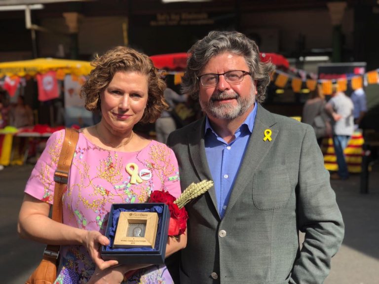 Antoni Castellà ha entregat la medalla Carrasco i Formiguera a Laia Gasch, filla de Muriel | Demòcrates de Catalunya