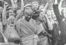 Gandhi amb treballadors del tèxtil a Darwen, Lancashire, 26 de setembre de 1931