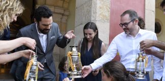 Marina Llansana, Roger Torrent i Josep Costa en l'arribada de la flama al Parlament de Catalunya | Òmnium Cultural