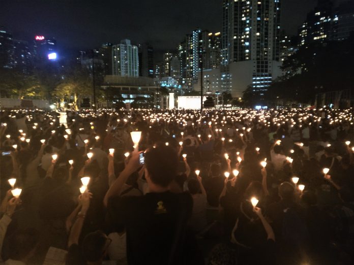 Acte de commemoració de la massacre de la Plaça de Tian'anmen al parc Victòria de Hong Kong