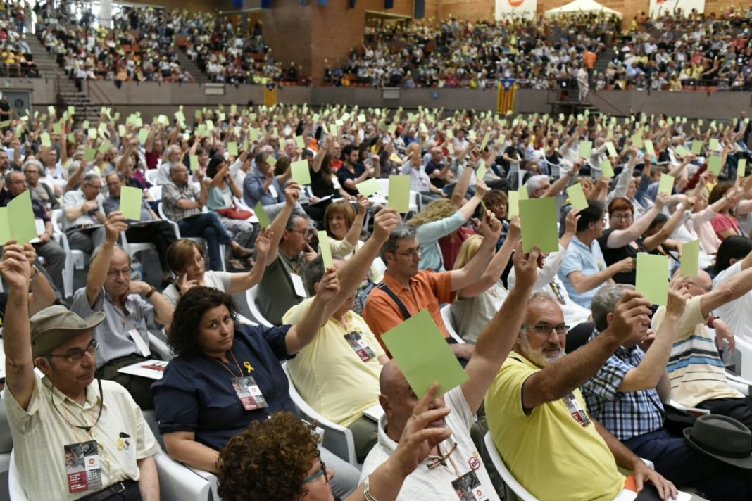 Moment de l'assemblea general de l'entitat | Òmnium Cultural