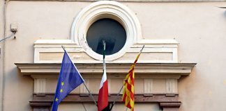 Actualment la senyera quadribarrada oneja a l'ajuntament alguerès juntament amb la bandera italiana i l'europea | Fotografia: Simone Zuffanelli