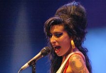 Amy Winehouse en un dels seus concerts | Foto: Rama, Wikipedia