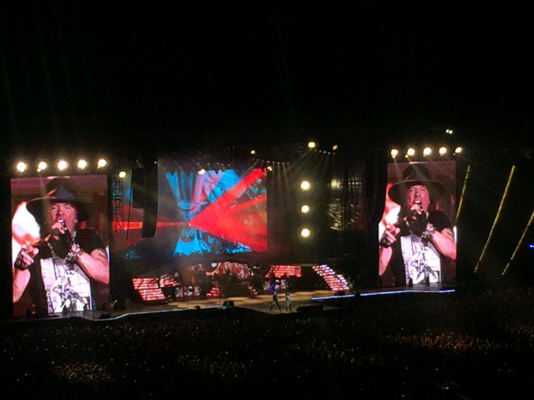 Axl Rose a l'estadi Lluís Companys durant la matinada d'anit | Instantània cedida per la fotògrafa Carla Font (@C___Moi) Axl Rose a l'estadi Lluís Companys durant la matinada d'anit | Instantània cedida per la fotògrafa Carla Font (@C___Moi)