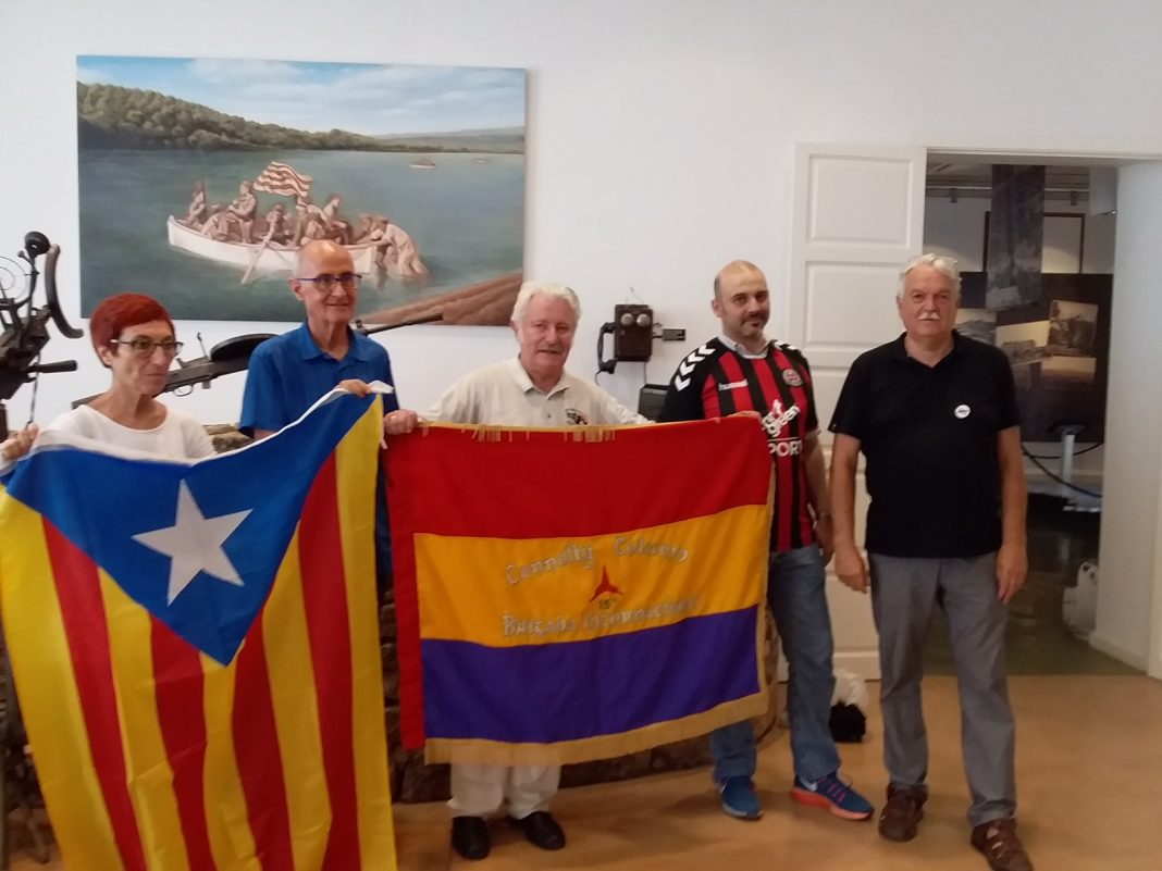 Brigadista amb la senyera President de la Comissió de la Dignitat, Pep Cruanyes, i el fill del brigadista O'Riordan