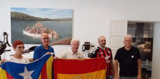 Instal·len la pintura “El brigadista de la senyera” al Museu de Gandesa President de la Comissió de la Dignitat, Pep Cruanyes, i el fill del brigadista O'Riordan