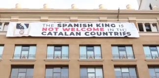 Pancarta contra el rei de Plaça Catalunya | Moltes Mercès