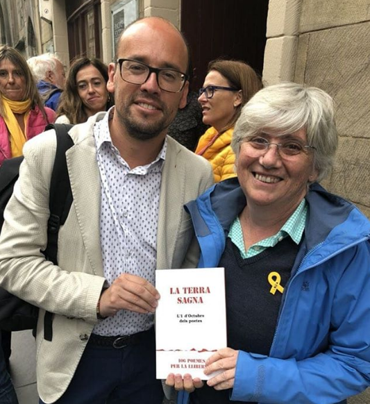 Clara Ponsatí rebé «La terra sagna. L’1 d’octubre dels Poetes», i es produïa el recital dins de la Setmana del Llibre en Català