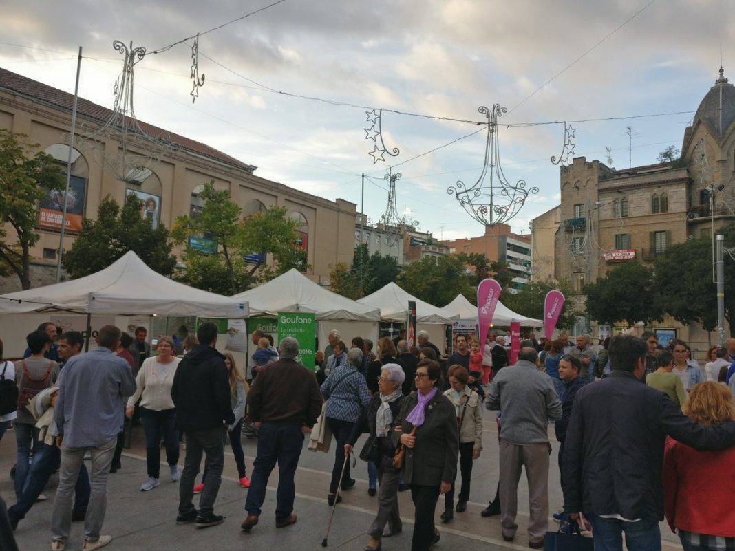 La 1a fira de consum republicà de Manresa ha tingut cues de gent durant tot el dia per canviar a companyies catalanes