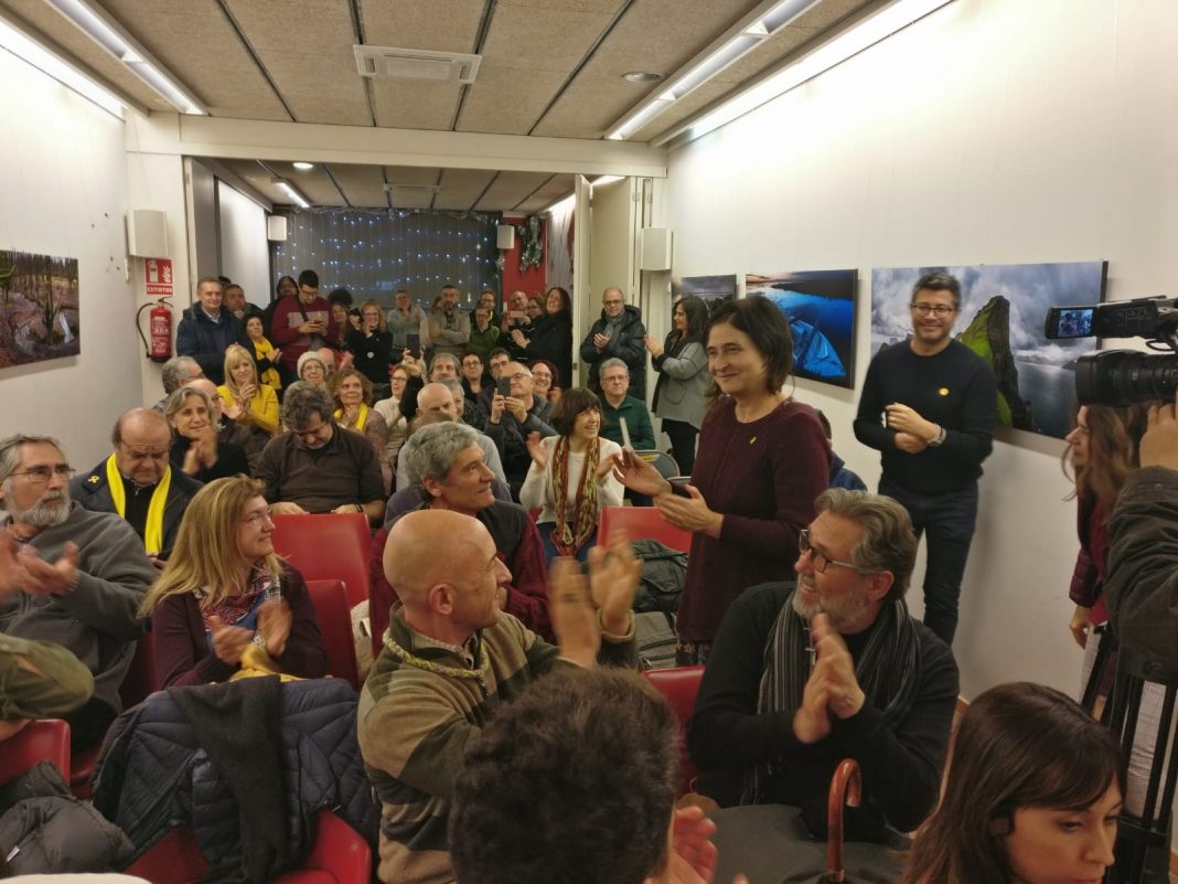Pepi Oller , dempeus, en el moment que es varen anunciar els resultats | Primàries Terrassa