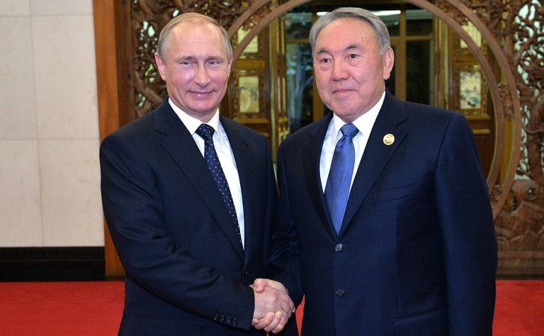 Encaixada de mans entre Putin i Nazarbayev | Kremlin