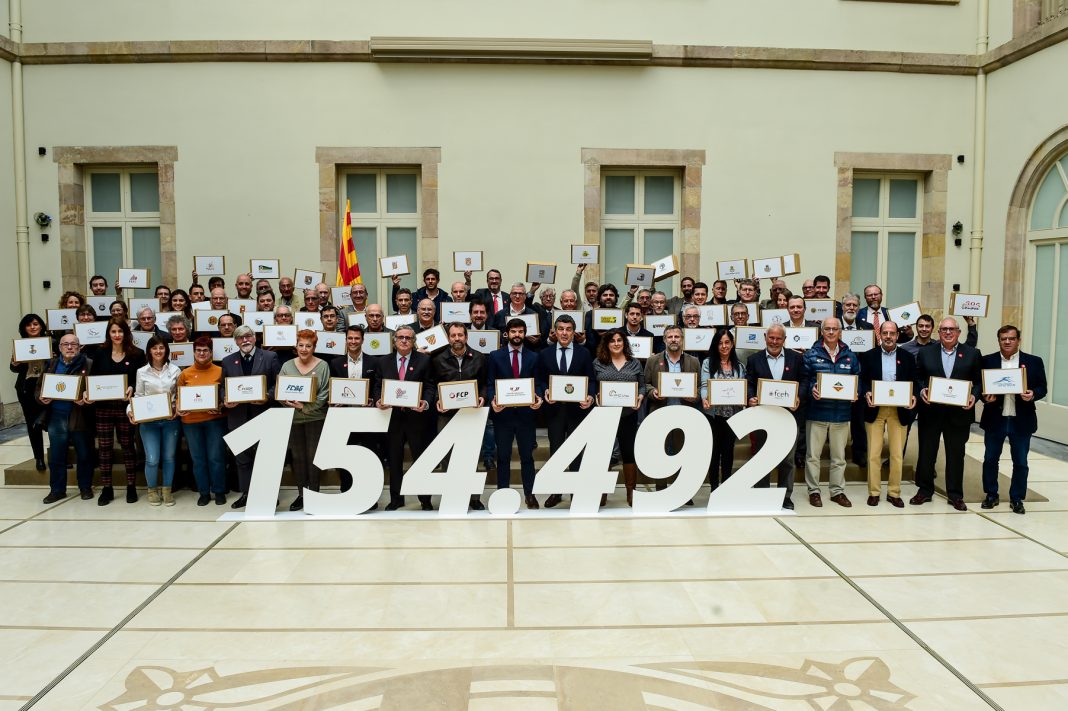 Fotografia de grup un cop validades les signatures de l'ILP per una nova Llei de l'Esport | UFEC