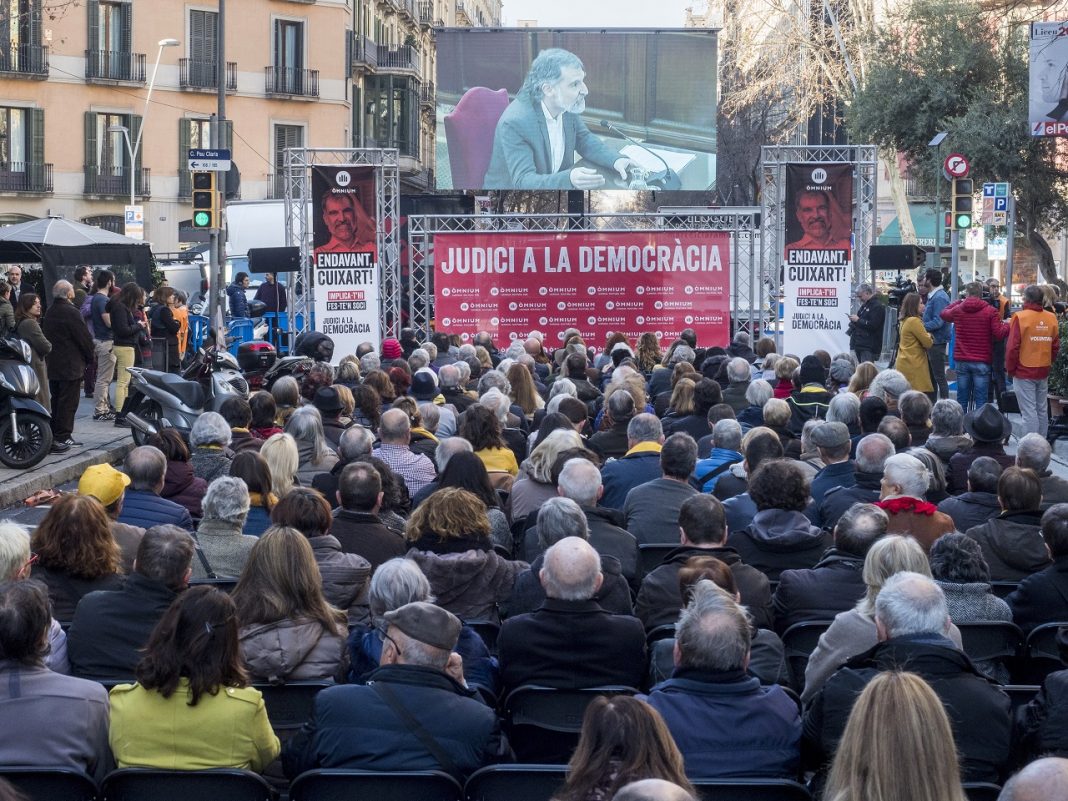 Pantalla gran instal·lada durant la intervenció inicial dels presos polítics | Òmnium Cultural Pantalla gran instal·lada durant la intervenció inicial dels presos polítics | Òmnium Cultural