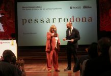 Marta Pessarrodona en el moment de rebre el premi | Òmnium Cultural