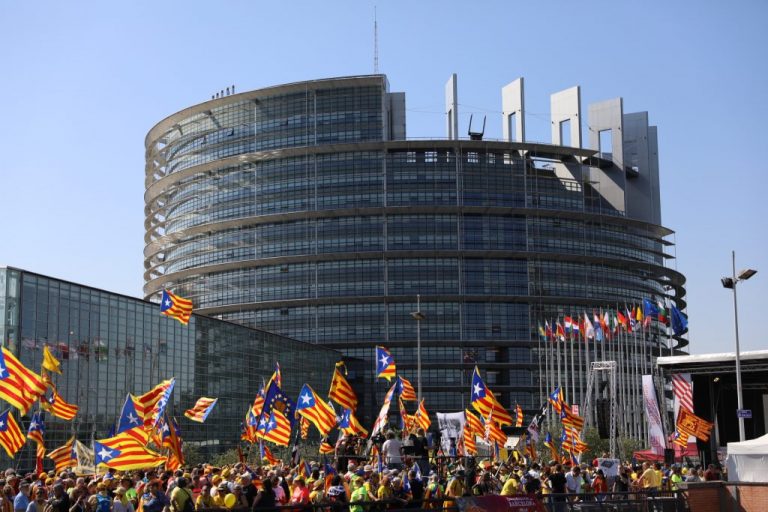 Estrasburg s’omple per defensar els drets dels electors catalans i europeus