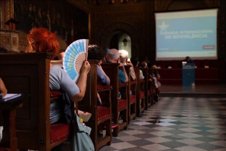 L’Assemblea celebra la primera jornada internacional de no-violència amb un èxit massiu de públic