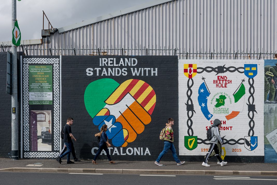 0E3724F7-8753-40AB-B213-68C88ED09EB8 Els catòlics, a alguns dels seus murals, se solidaritzen amb altres moviments d’alliberament nacional. / Alfons Cabrera