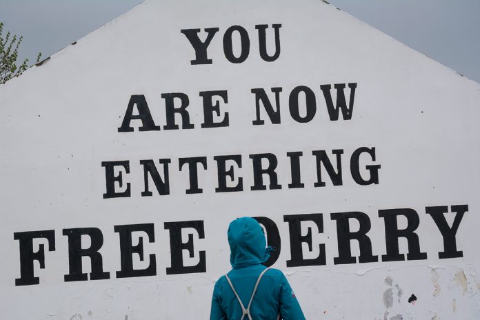 L’icònic mural de Free Derry Corner roman dempeus des de fa mig segle. Sovint és repintat, sense alterar mai el missatge principal, per mostrar solidaritat amb altres causes nacionals o socials. / Alfons Cabrera