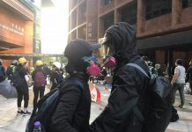 Dos manifestants amb màscara a Hong Kong | Font: 90sfoto