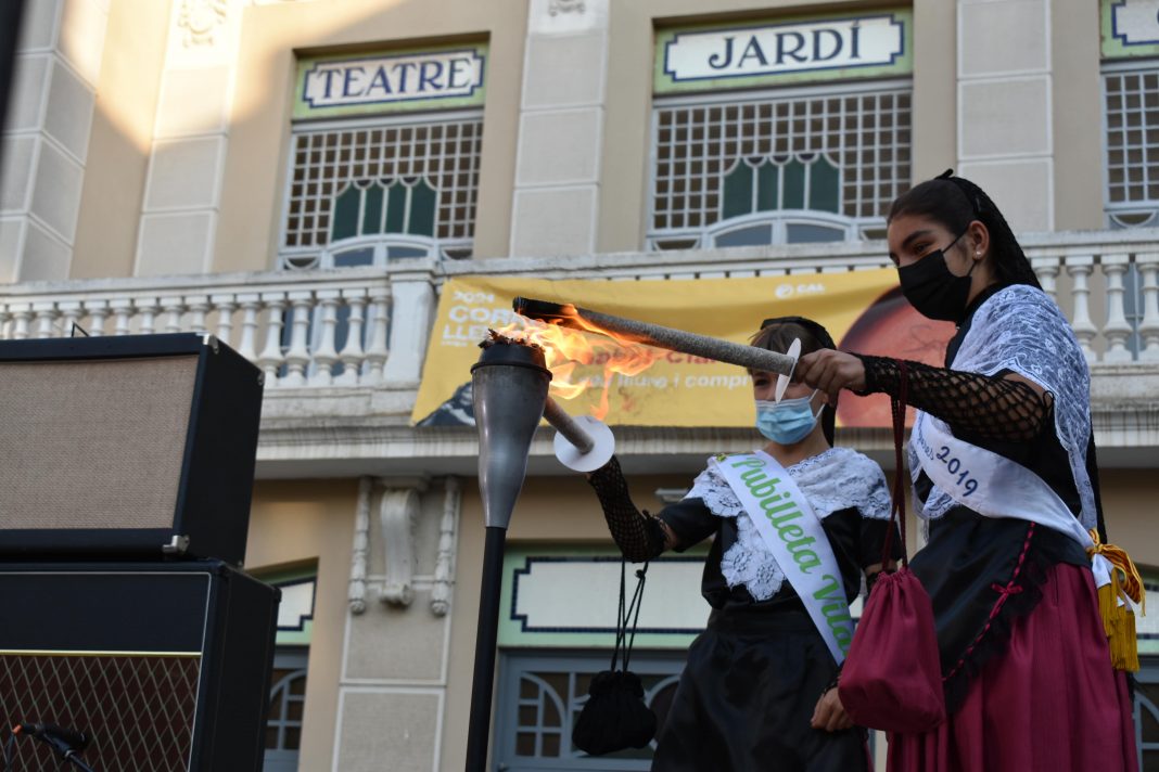 Encesa de la flama en l'acte d'inici a Figueres