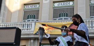 Encesa de la flama en l'acte d'inici a Figueres