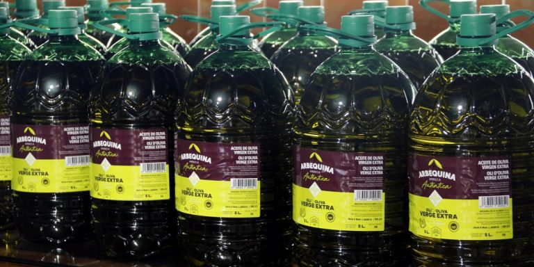 Garrafes d'oli d'oliva a la Cooperativa l'Arbequina, d'Arbeca, a les Garrigues
