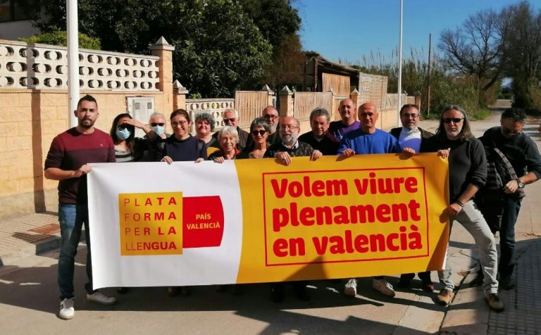 Un bar de Gandia expulsa una família que demanava ser entesa en valencià: “Que no sabeu parlar castellà? A Espanya sobra gent!”