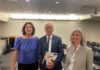 La presidenta de l’Assemblea Dolors Feliu i la ex presidenta Elisenda Paluzie, amb el relator especial de Nacions Unides en minories, Fernand de Varennes